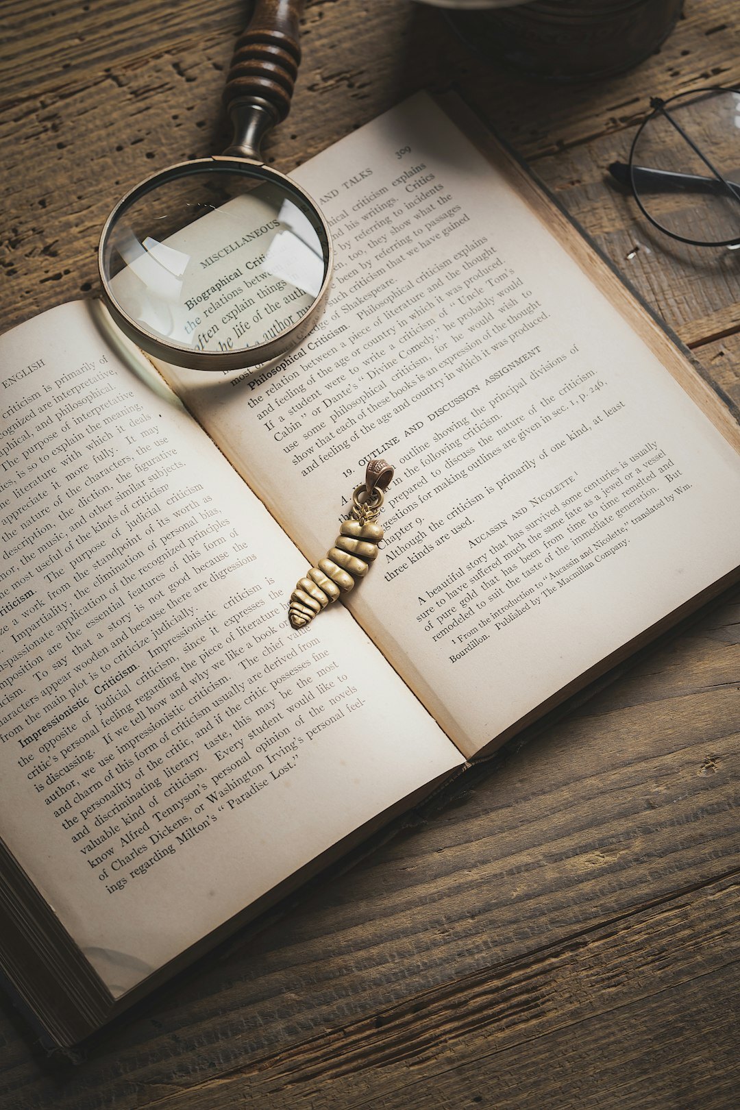 detective reading clues